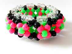 Der neon 3D Kandi Armreif ist ein Kandi Armreif im Disc Style. Es ist 30 Perlen rund und besteht aus schwarzen, rosa, klaren und grünen Perlen. Dehnt sich bequem bis zu einem 8-Zoll-Handgelenk zu passen. Mehr 3D Kandi Armspangen: http://www.etsy.com/shop/Allysin?section_id=5622824 Sieh dir auch meine anderen Shops an: Zubehör: http://plurviction.etsy.com Einzigartiger Edelsteinschmuck: http://jewelbidde.etsy.com 3d Kandi, Scene Kandi, Pulseras Kandi, Disc Style