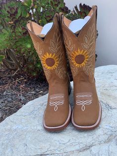 Sunflower  boots made with real leather, in the color honey/miel Come embroidered with a gorgeous design! Pretty Cowgirl Boots, Western Style Yellow Boots For Spring, Bohemian Style Boots For Ranch In Spring, Bohemian Style Ranch Boots For Spring, Yellow Western Boots With Round Toe, Boots Vaqueras, Mexican Botas, Mexican Fits, Sunflower Cowgirl Boots