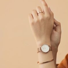 Petite Melrose 32mm (white) Dw Watch Women, Daniel Wellington Watch Women, Daniel Wellington Classic Petite, Daniel Wellington Petite, Eggshell White, Daniel Wellington Watch, Fancy Watches, Rose Gold Watches Women, Vintage Watches Women