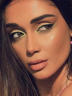 Two Color Eyeliner, Neon Eyeliner Looks, Colorful Eyeliner Looks, Celebration Makeup, Ultra Festival, Party Makeup Ideas, Eyeliner Trends, Neon Eyeliner, Double Eyeliner