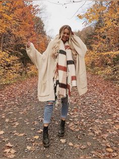 Alex Centomo, Autumn Shoot, Portret Feminin, Boho Winter Outfits, Autumn Spirit, Cozy Outfits, Best Casual Outfits, Cold Fits, Shotting Photo