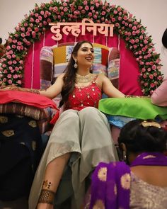 Disha Parmar Mehendi outfit Mehdi Photoshoot, Haldi Ornaments, Bride Lengha, Mehendi Photoshoot, Mehandi Dress, Mehandi Outfits, Rahul Vaidya, Mehendi Function, Haldi Decoration