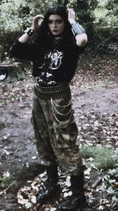 Black Metal Fashion Woman, Punk Metalhead Outfits, Metal Head Style Men, Metal Aesthetic Clothes, 80s Metalhead Aesthetic Women, 90s Metal Fashion Men, Grunge Metal Outfit, Black Metal Clothing, Metal Grunge Outfits