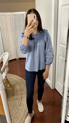 Jeans And Blouses Outfit, Women Jeans Top Outfit, Jeans And Top Outfit Casual, Casual Tops For Women With Jeans, Cute Blouses For Women Casual, Jeans And Tops For Women, Jeans Top Ideas, Jean Tops For Women, Fancy Tops Designs For Jeans