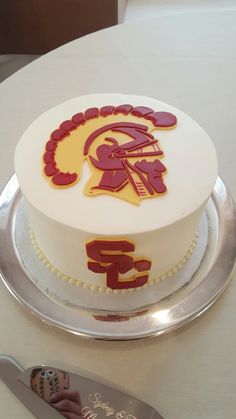 a cake with the washington state rams logo on it and a knife next to it