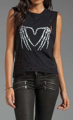 skeleton hands heart Rocker Chic, Hipster Outfits, Mode Rock, Estilo Rock, Skull Clothing, Mein Style, Glam Rock, Costume Halloween, Looks Style