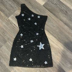 Zapaka Single Shoulder, Black And Silver Sequin Star Dress, Short, Size Medium. Never Worn Star Dress Short, One Shoulder Sequin Dress, Sparkle Stars, Star Dress, Silver Sequin, Black And Silver, Party Dresses For Women, Dress Short, Black Sequins