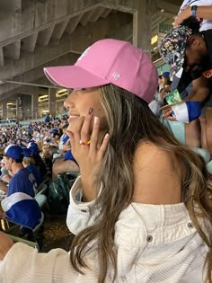 pink dodger’s hat Dodger Game Outfit, Dodger Hats, Game Outfit, Baseball Girls, Photography Posing Guide