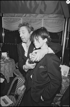 Serge Gainsbourg et sa fille Charlotte Gainsbourg après que celle-ci eut reçu le César du meilleur espoir féminin pour le film "L'Effrontée" en 1986 Charlotte Gainsbourg, Serge Gainsbourg, Other People, A Man, Black And White, White, Black