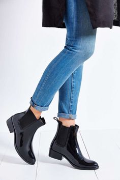 Botas de agua Jeffrey Campbell Rain Boots, Rain Boot Outfit, Boots And Jeans, Black Rain Boots, Chelsea Rain Boots, Black Rain, Model Fitness, Boating Outfit, Work Style