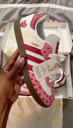 Reps Shoes, Nike Yeezy, Pretty Sneakers, Samba Outfit, Sneaker Nike, Trendy Shoes Sneakers, Pretty Shoes Sneakers, Shoes Outfit Fashion, Shoes Cheap