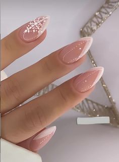 Winter Christmas Nails Simple Short, Crismas Nails Art, Crismas Nails, Classy Acrylic Nails, Almond Acrylic Nails, Short Acrylic Nails Designs, Elegant Nails