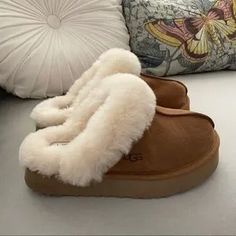 Slipper Uggs, Purple Uggs, Cute Uggs, Fluffy Shoes, Preppy Shoes, Pretty Shoes Sneakers, Shoes Outfit Fashion, Shoe Wishlist