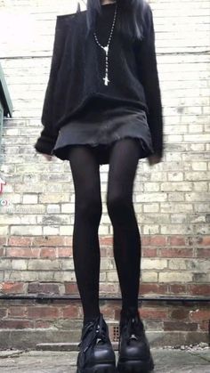 Grunge Leather Skirt Outfit, Goth Outfit Ideas For School, Corporate Emo, Simple Goth Outfit, Preppy Goth, Casual Goth, Skagen