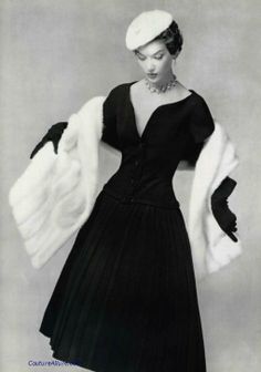 Dior dress, 1954. Dior Dress, Fashion 1950s, 50 Style, Retro Mode, Vintage Couture, Fashion Weeks, Moda Vintage, 60s Fashion