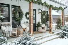 40+ Farmhouse Christmas Porches to Sleigh Your Holiday Style! Christmas Wrap Around Porch, Winter Porch Decorating Ideas, Jay Christmas, Christmas Exterior, Advent Time, Winter Porch Decor