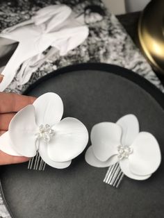 Add a touch of natural elegance to your bridal look with our handcrafted Orchid Hair Clip. This exquisite piece features a delicate white orchid bloom adorned with pearls, creating a stunning vintage-inspired accessory. Each hairpin is carefully crafted to bring a unique, custom-designed element to your special day. Our Orchid Hair Clip is the perfect complement to any bridal hairstyle, whether you're wearing your hair up in an elegant bun or letting loose waves flow. The combination of the white orchid and pearls exudes a timeless charm, making it an ideal choice for a vintage-themed wedding. Not only does this hairpin add a touch of romance to your ensemble, but it also serves as a beautiful keepsake from your special day. Handmade with love, it captures the natural beauty of orchids, sy Orchid Hair Clip, Orchid Headpiece, White Orchids Wedding, Orchid Hair, Hair Clip Wedding, Elegant Bun, Wedding Accesories, Orchid Wedding, Vintage Wedding Theme