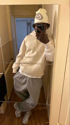 Comfy Winter Outfits Men, Sweats Outfit Men, Grey Sweatpants Outfit Men, Winter Outfits Sweatpants, Sweatpants Outfit Men, Grey Sweatpants Outfit, Gray Sweatpants Man, Hoodie And Sweatpants Outfit, Gray Sweatpants Outfit