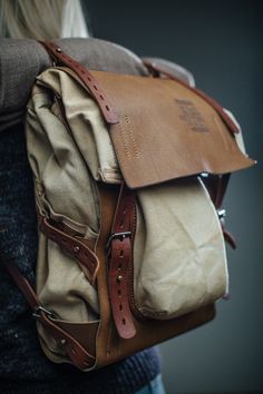 finelly organized backpack with few rollup pockets. canvas bag in a leather harness. Backpack Organization, Canvas Leather Bag, Sac Week End, Leather And Canvas, Leather Harness, Leather Projects, Canvas Backpack, Backpack Bag, Leather Work