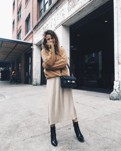 Skirt Boots, Winter Styling, Office Clothes, Paris Mode, Styling Inspiration, Closet Inspiration, Jet Plane, Urban Wear