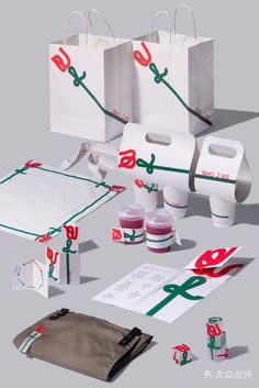 the packaging is designed to look like it has been wrapped in green and red ribbon