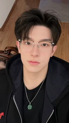 Korean Style Glasses Man, K Pop Hair Styles Guys, Haircut For Men With Glasses, Side Part Hairstyles Men Korean, Kpop Straight Hair, Sigma Haircut, Korean Side Part, Chinese Men Hairstyle, Asian Men With Glasses