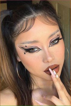 #makeup #black #blackmakeup #eyeliner #stars #starsmakeup #aesthetic #makeupideas #graphic #graphicmakeup #party #partymakeup Grafik Eyeliner, Mekap Mata, Rave Makeup, Graphic Makeup, Smink Inspiration, Makijaż Smokey Eye, Dope Makeup, Eye Makeup Designs, Edgy Makeup