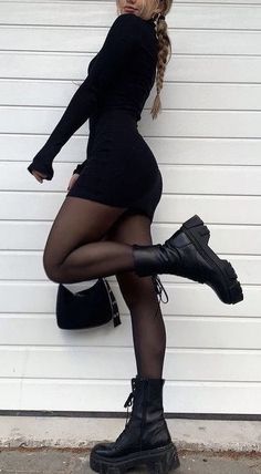 Outfit Botas, Fest Outfits, Tights And Boots, Trik Fotografi, American Beauty, All Black Outfit, Mode Inspo, Edgy Outfits, Looks Style