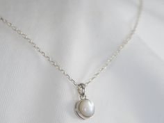 Small necklace in natural mother-of-pearl with a chain and a pendant in 925 silver (sterling silver). The pendant is available alone or with a 925 silver chain, diamond convict link (1.3mm wide): - 38cm (14.9 ") child or choker necklace. - 40cm (15.7 ") - 45cm (17.7 ") standard length. - 50cm (19.6 ") - 80cm (31.4 " Chain And Pendant, Chain Diamond, Small Necklace, Mother Of Pearl Necklace, Dream Jewelry, Mother Of Pearl, Silver Chain, Jewelry Necklace Pendant, Necklace Lengths