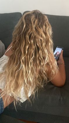 Blond Wavy Hair Natural, Wavy Beach Blonde Hair, Blond Beachy Hair, Wavy Hair Blonde Balayage, Blonde Beach Wave Hair, Summer Blonde Curly Hair, Blonde Hair Wavy Natural, Beach Color Hair, Long Wavy Hair Blonde