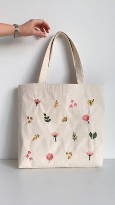 Tote Bag Decorating Ideas, Embroidery Tote Bag Design, Tote Bag Embroidery Ideas, Embroidered Bags Diy, Decorated Tote Bags