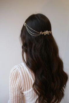 This is a new beautiful hair-drape style in mellow gold plating with very pretty crystal detailing. A current look for a fashion-loving bride!  Wear it down in flowing waves for a current look, or opt for wearing  with an up do for an elegant take if you like a more classic vibe. This could be just what you need to add a little interest to the back of your hair as you walk down the aisle. It is attached with combs that are hidden under the motifs. The chain swags are gold plated. Available in go Wedding Hair Head Piece, Gold Headpiece, Hair Chains, Gold Hair Accessories, Chique Outfits, Hair Jewelry Wedding, Head Piece, Headpiece Wedding, Gold Hair