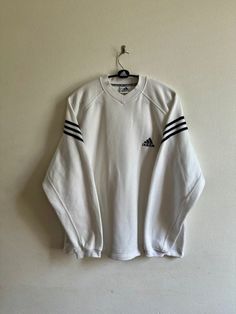 Vintage-Pullover von Adidas aus den 90ern. Der Pullover ist wirklich weiß... nicht cremefarben, wie man auf dem Foto vermuten könnte Der Pullover ist in neuem Zustand, Größe XL Adidas Sweater Vintage, Old Adidas Clothes, Vintage Sweaters 90s, Pull Adidas Vintage, Adidas Sweatshirts, Old Adidas, Vintage 80s Clothing, Adidas Clothes, Adidas Clothing