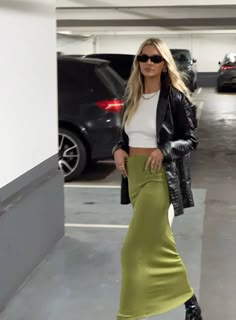 Maxi Skirt Outfits, Paris Mode, Looks Street Style, Outfit Trends, Looks Chic, Green Skirt, Looks Style, Mode Inspiration, Looks Vintage