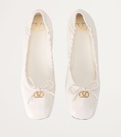 Find VALENTINO Leather Vlogo Ballerina Flats on Editorialist. First introduced in 1968, Valentino's VLogo has become synonymous with the House's refined aesthetic and impeccable craftsmanship. In the case of these ballet flats, the emblem is applied atop an intricately ruched leather upper, putting a luxurious spin on the classic silhouette. Valentino Aesthetic, White Ballerina Flats, White Ballet Flats, Neutral Shoes, Refined Aesthetic, Slingback Flats, Black Ballet Flats, Leather Ballet Flats, White Flats