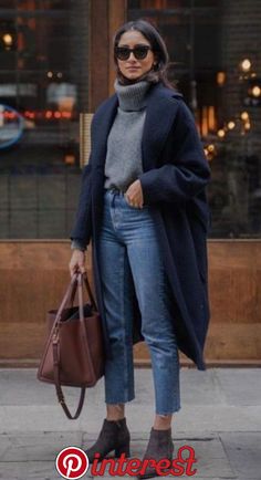 Denim Winter Outfit, Vinter Mode Outfits, Comfy Outfits Winter, Street Mall, Fall Fashion Coats, Grey Turtleneck Sweater, Fashion Queen, Navy Coat, Kylie Jenner Outfits