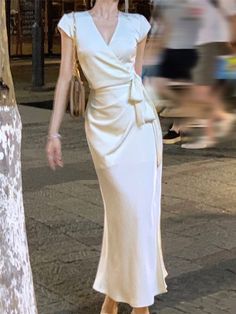 Classy Summer Dresses, White Dress Classy, Simple Maxi Dress, Sunday Dress, Elegant Dresses For Women, Modest Fashion Outfits, Casual Clothes, Womens Midi Dresses