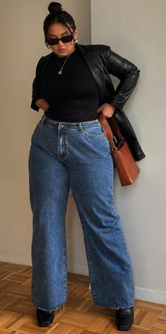 Plus Size College Outfits, Plus Size Flare Jeans Outfits, Moda Over 50, Mid Size Outfits, Flare Jeans Outfit, New York Outfits, Plus Size Fall Outfit, Plus Size Summer Outfits, Look Plus Size