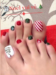 Pedicure Christmas Designs, Christmas Nails Toenails, Christmas Feet Nails Ideas, Peppermint Toenails Nail Design, Christmas Gel Toe Nails, White Christmas Toe Nails, Christmas Toenails 2023, Toenail Art Designs Christmas, Pedicure Designs Toenails Christmas