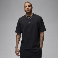 Basic shouldn't mean boring. Heavyweight cotton gives this classic-cut tee a stiff drape and structured feel. A woven patch adds sophisticated style ideal for everyday wear. See, nothing boring about it. Flight Essentials, Cut Tees, Tee Shirt Homme, Nike Jordan, Sophisticated Style, Black Cotton, Everyday Wear, Jordan, Top Brands