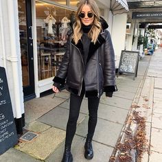 Shearling Jacket Outfit, Biker Jacket Outfit, Mantel Outfit, Jacket Outfit Women, Fur Leather Jacket, Leather Jacket Outfits, Fashion Figures, Jacket Outfit