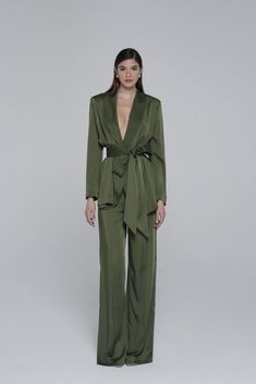 TAILLEUR IRIS GREEN – THE ARCHIVIA Satin Suit Outfit, Suits For Women Wedding Guest, Satin Suit Women, Convocation Outfit Graduation, Convocation Outfit, Formal Smart Casual, Winter Style Guide, Satin Suit, Pajama Fashion