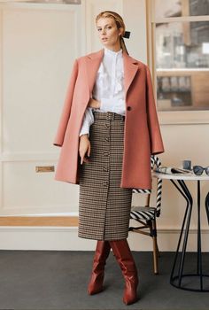 Modest Winter Fashion, Plaid Midi Skirt, Slim Fit Skirts, Elegant Style Women, Elegant Outfit Classy, Modesty Outfits, Smart Outfit, Fashion Now, Midi Skirts