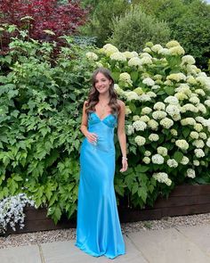 Prom Dresses Aesthetic Blue, Bright Teal Prom Dress, Simplistic Prom Dress, Prom Dresses Form Fitting, Blue Hoco Dress Aesthetic, Prom Dresses For Pale Skin Dark Hair, Prom 2024 Pictures, Ocean Blue Prom Dress, Senior Year Prom Dress