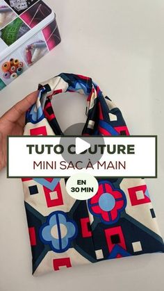 a hand is holding a small bag in front of a box with the words tuto culture on it