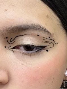 Delineado gráfico - Delineado ideas  Black eyeliner inspo Eyeliner Grafico, Graphic Eyeliner Ideas, Eyeliner Inspo, Eyeliner Ideas, Edgy Makeup, Eyeliner Looks, Eyeliner Tutorial, Black Eyeliner