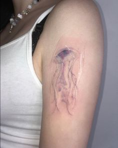 Jellyfish tattoo #tattoo #art #jellyfish #tattooed 16 Tattoo, Funky Tattoos, Jellyfish Tattoo, Tattoos Inspo, Pretty Tattoos For Women, Cute Little Tattoos, Image Swag, Tattoo Cover-up, Makeup Tattoos