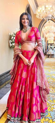 Red Lehnga Dress Indian, Mishruofficial Lehenga, Wedding Sangeet Outfits, Ethinic Dresses For Women, Aesthetic Lehenga Designs, Indian Sangeet Outfit, Trendy Blouse Designs For Lehenga, New Trend Lehenga Designs, Red Lehenga Designs