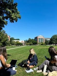 #college #lawn #uconn #study College Life Pictures, Vcu College Aesthetic, Senior Year College Aesthetic, Small Town College Aesthetic, Sec College Aesthetic, College In The City, College Inspo Life, Uconn Aesthetic Campus