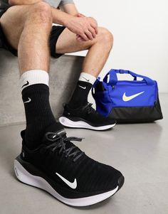 Scarpe, stivali e sneakers di Nike Running Mettiti in movimento Design con profilo basso Passante per infilarle facilmente Modello stringato Caviglia imbottita Esclusivo logo Nike L'intersuola in mescola React offre un'ammortizzazione super reattiva Suola in gomma resistente Suola antiscivolo a nido d'ape Questo modello ha una vestibilità inferiore alla media Consigliamo di ordinare una mezza taglia in più Converse Chuck Taylor White, Basket Noir, Nike Branding, Running Trainers, Nike Brand, Curves Workout, White Trainers, Mens Sportswear, Swimwear Sale